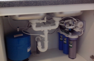 Máy lọc nước lắp đặt dưới tủ bếp
